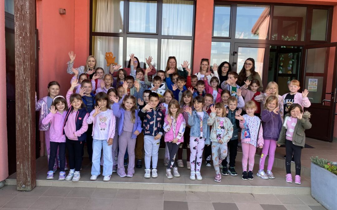 Budući prvašići u posjetu školi